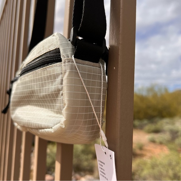 Urban Outfitters NWT Ripstop Rectangular Crossbody Pouch Gray W/Black Strap - Picture 4 of 10